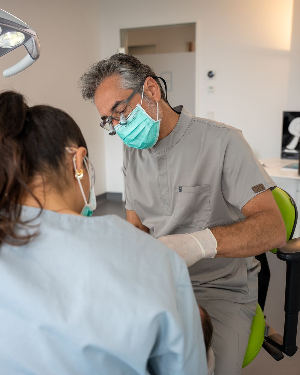 Dr. Hamdi Kent bei einer Behandlung