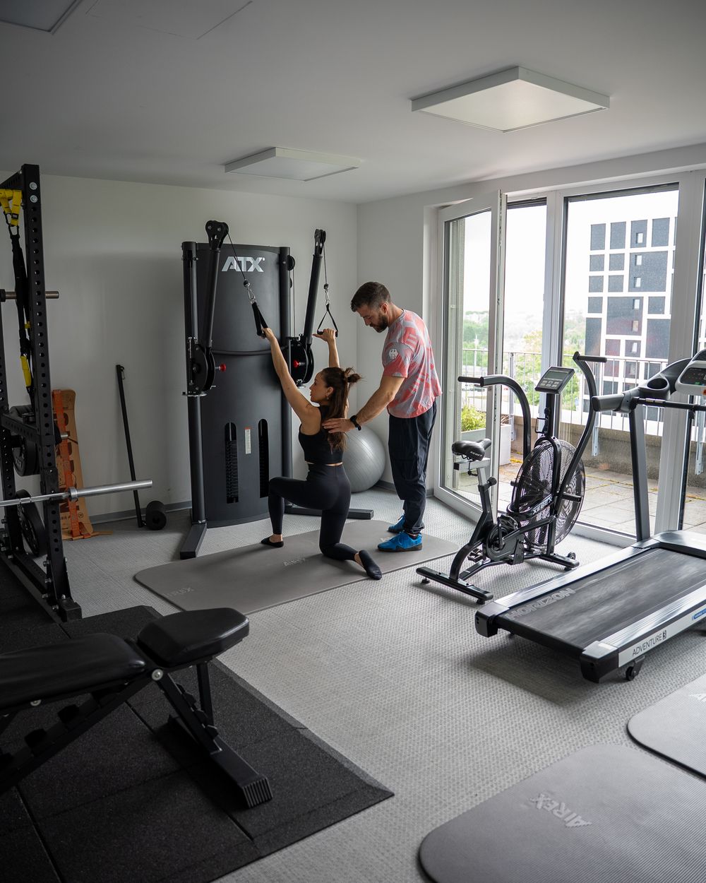 Praxiseigener Fitnessraum mit Personal Trainer