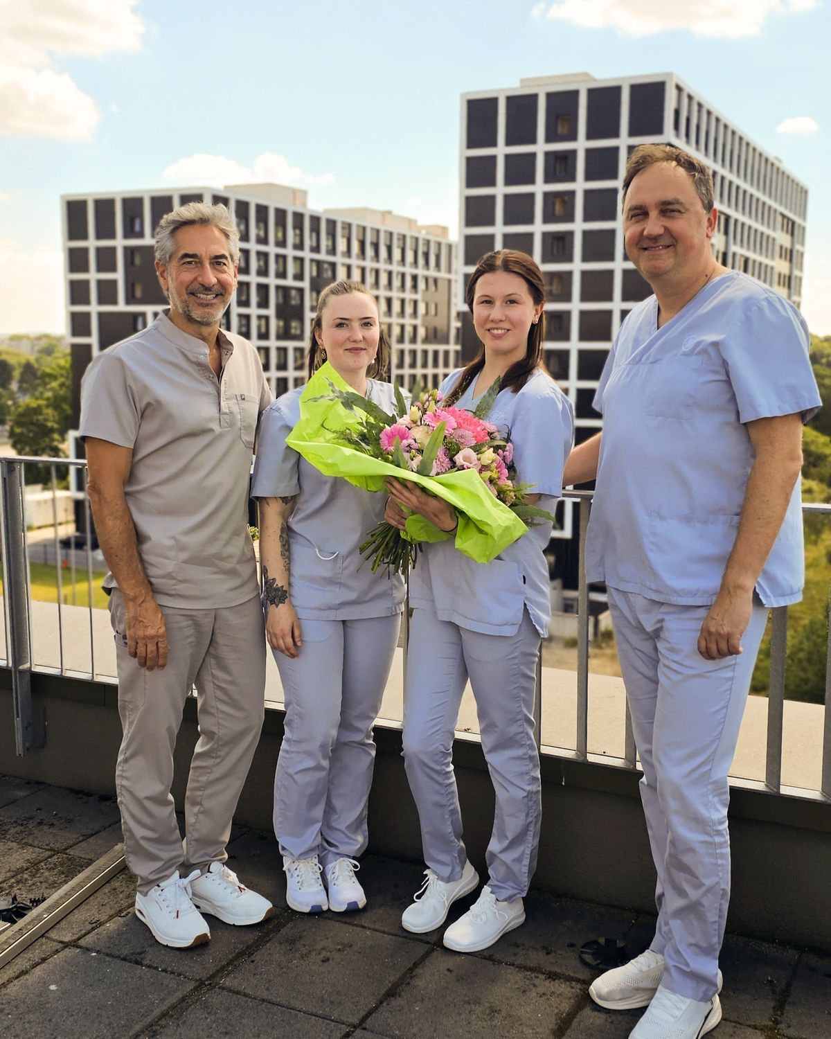 Dr. Hamdi Kent mit drei Kolleginnen und Kollegen auf der Dachterrasse der Praxis